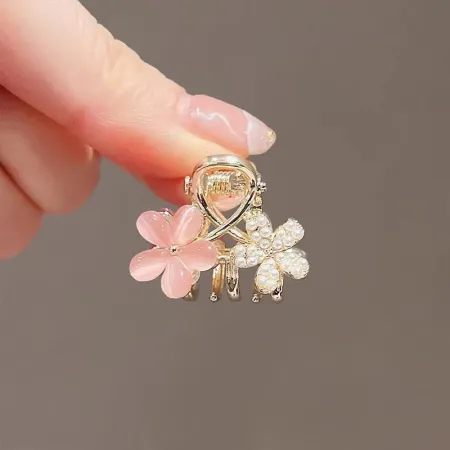 Pink, cat's eyes. Two small flower claws. A popular mini product on the Internet