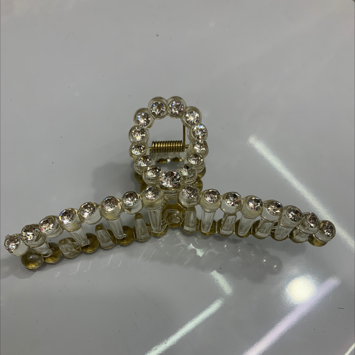 Diamond-encrusted hair clips are fashionable, versatile and simple headwear for ladies. They are gold star accessories