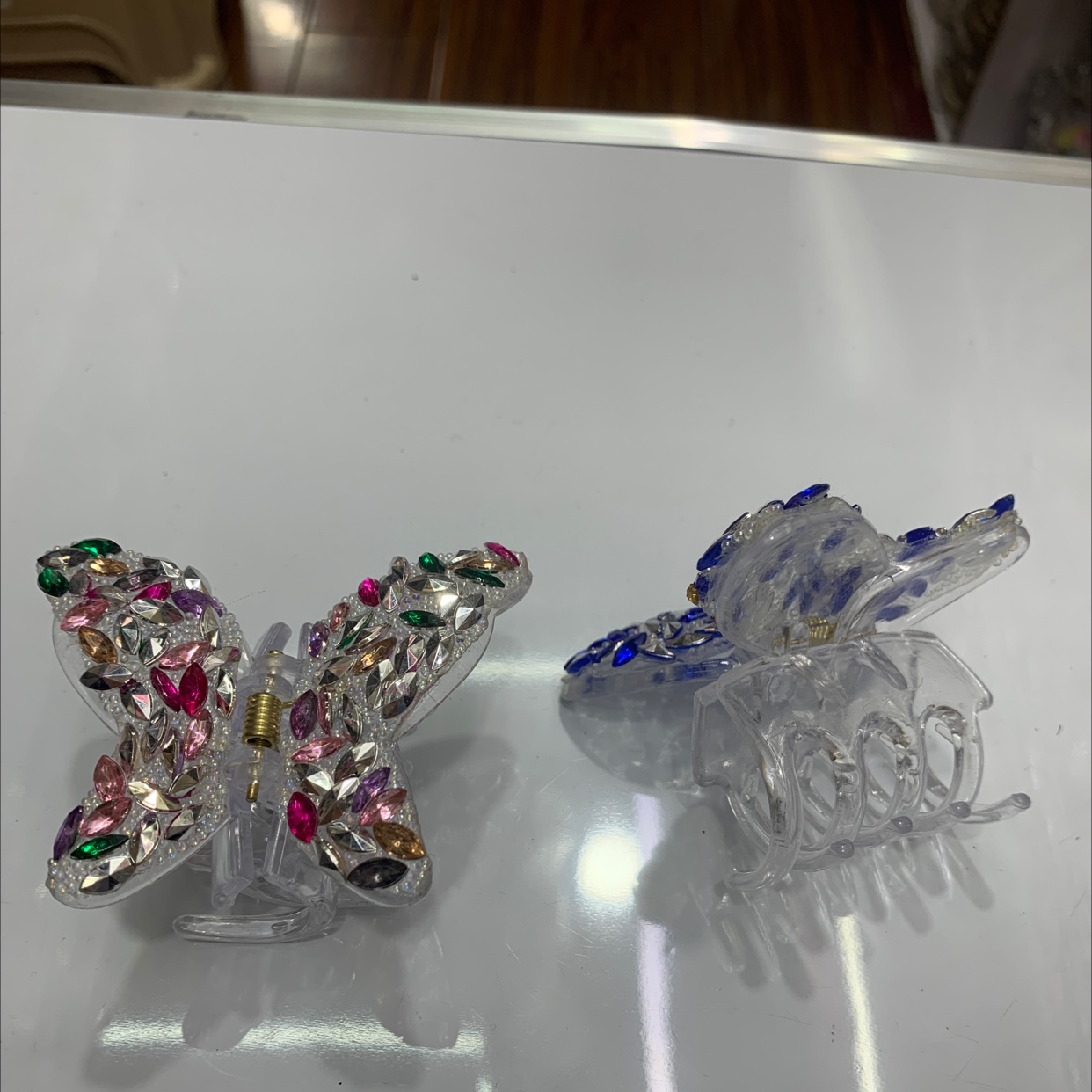 Butterfly hair clips are fashionable, trendy, versatile and simple headwear for ladies. They are gold star accessories