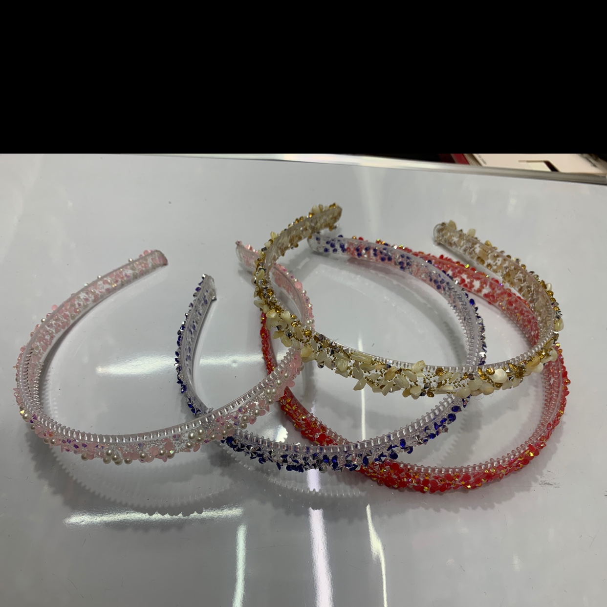 The transparent hair band is a fashionable, versatile and simple headwear for ladies. It is a gold star accessory