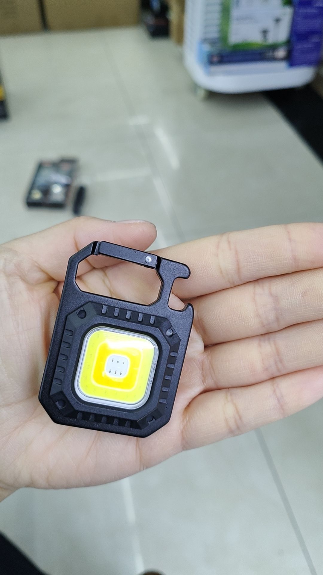 钥匙扣灯白底实物图