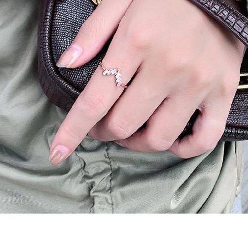 V-shaped zircon ring, a fashionable and individual design for women, plain ring, simple and cold style, open ring, a popular index finger ring Application Scenario