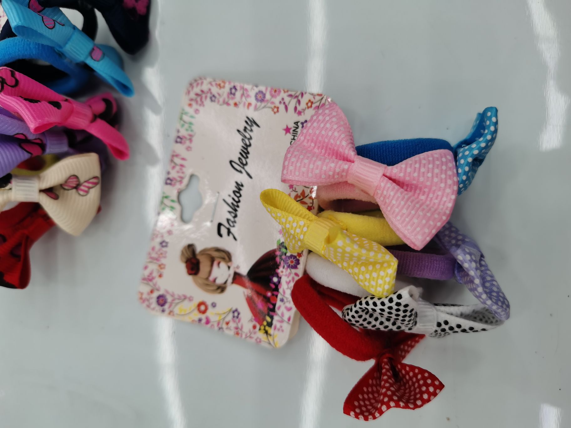 Bow band hair bundle, the band and the bow are of the same color. There are many styles of bows to choose from details Picture