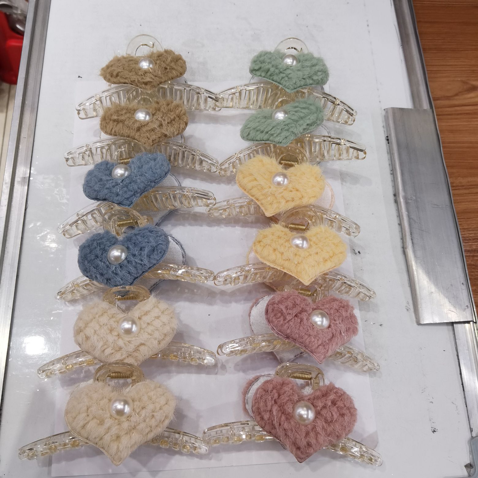 Haishen Jewelry is a popular and trendy Korean-style fashion classic. It features a transparent champagne and a plush pearl fabric grab details Picture