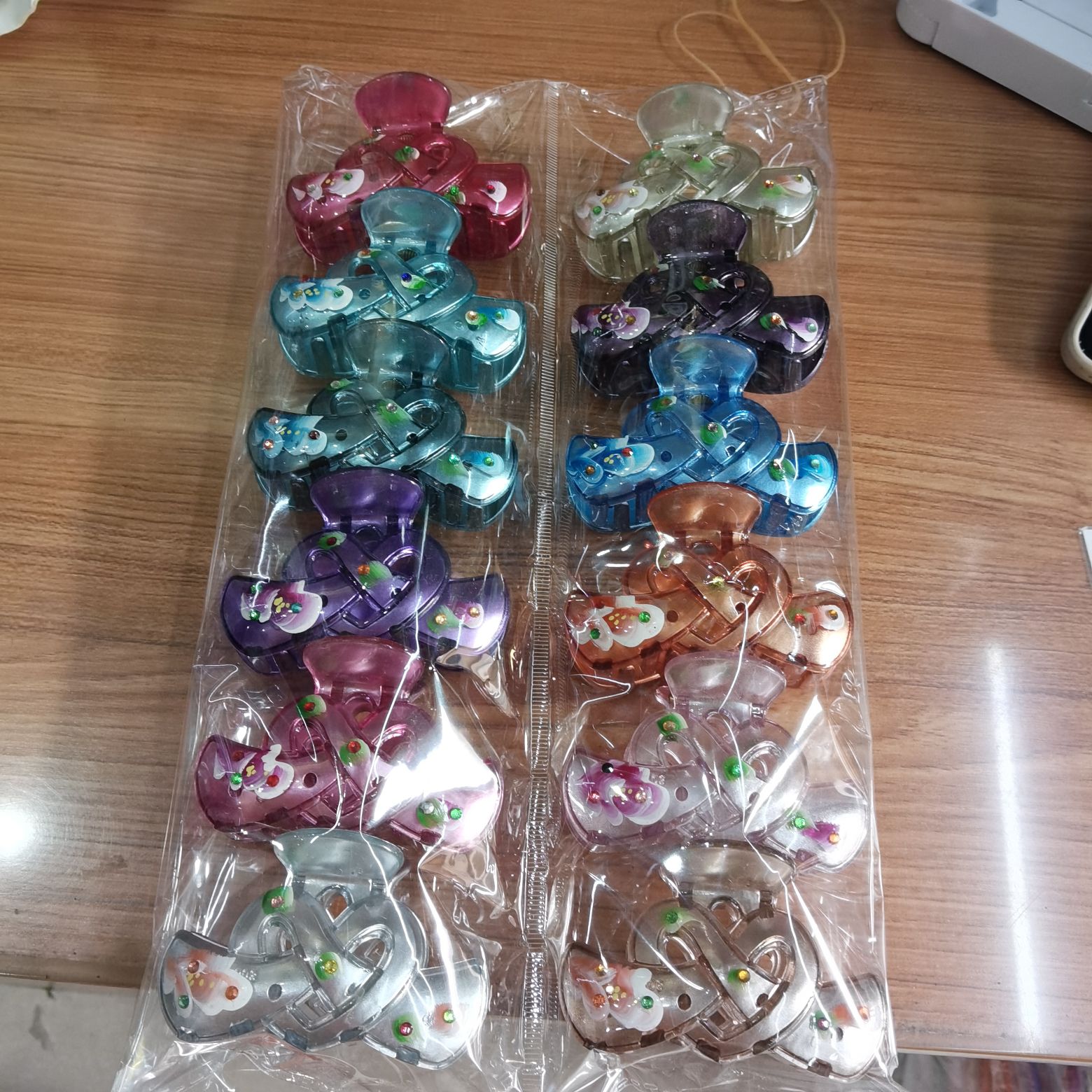 Haishen jewelry, a popular and trendy Korean style, is a classic and fashionable Korean style with transparent pearlescent prints and dot diamonds in 6 colors Application Scenario