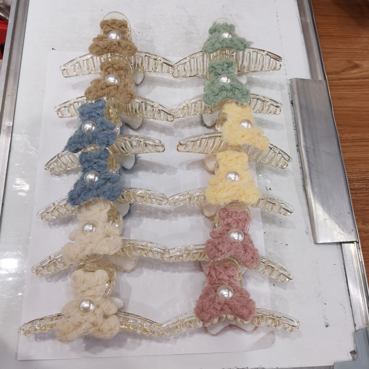 Haishen Jewelry is a popular and trendy Korean-style fashion classic. It features a transparent champagne and a plush pearl fabric grab Specification image