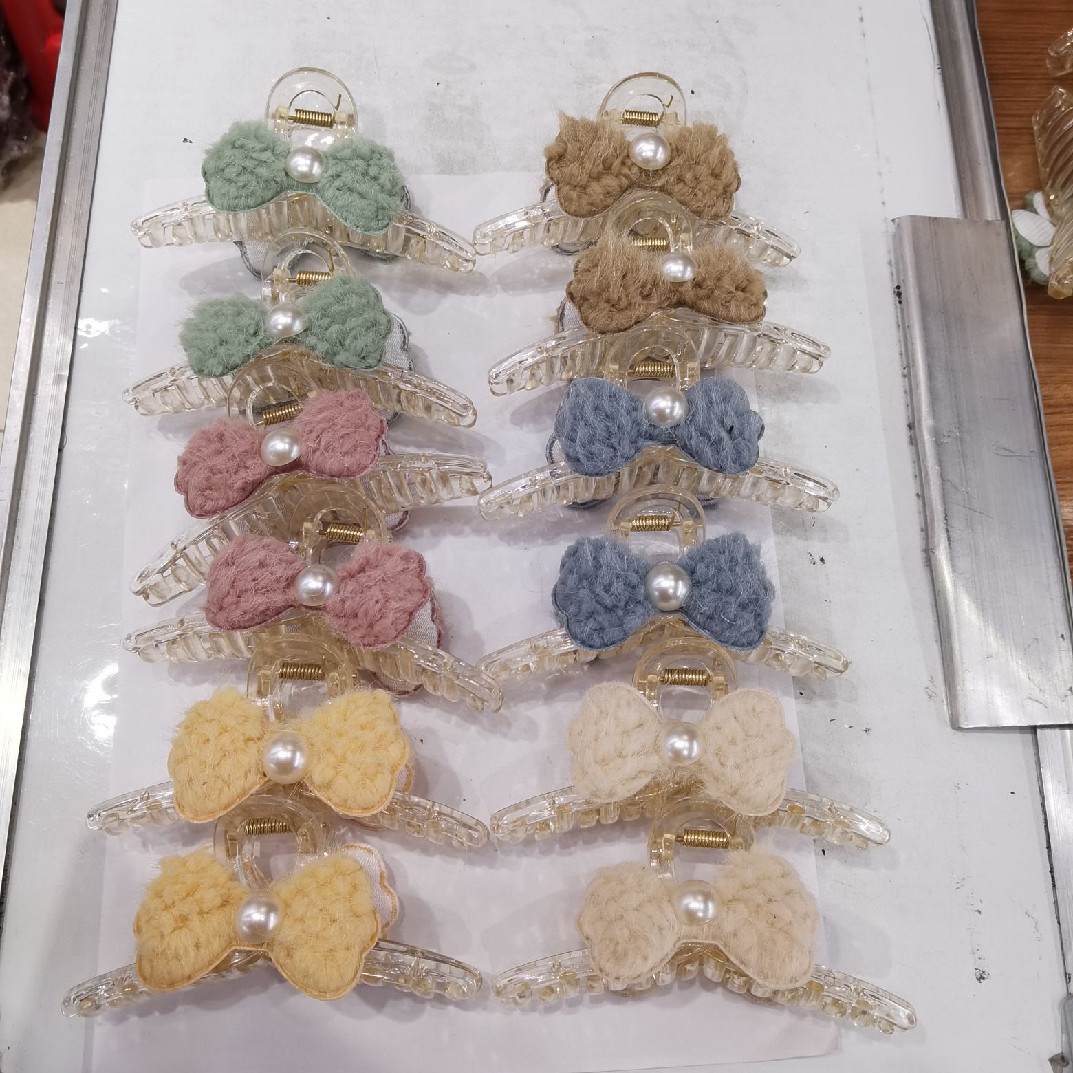 Haishen Jewelry is a popular and trendy Korean-style fashion classic. It features a transparent champagne and a plush pearl fabric grab Application Scenario