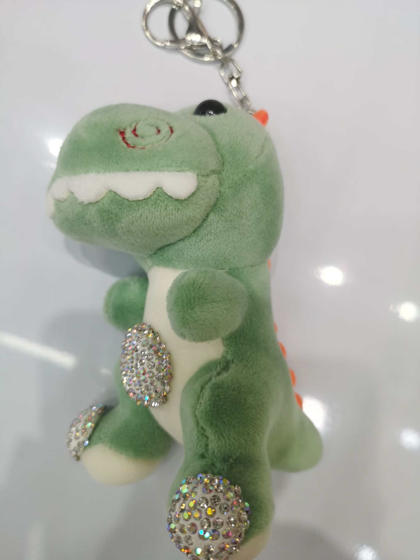 厂家直销 ：3711琪丽莎饰品 各类毛绒毛球、挂件，毛球、毛圈头扎， 新款流行萌宠14㎝恐龙带钻钥匙扣 二色详情图3