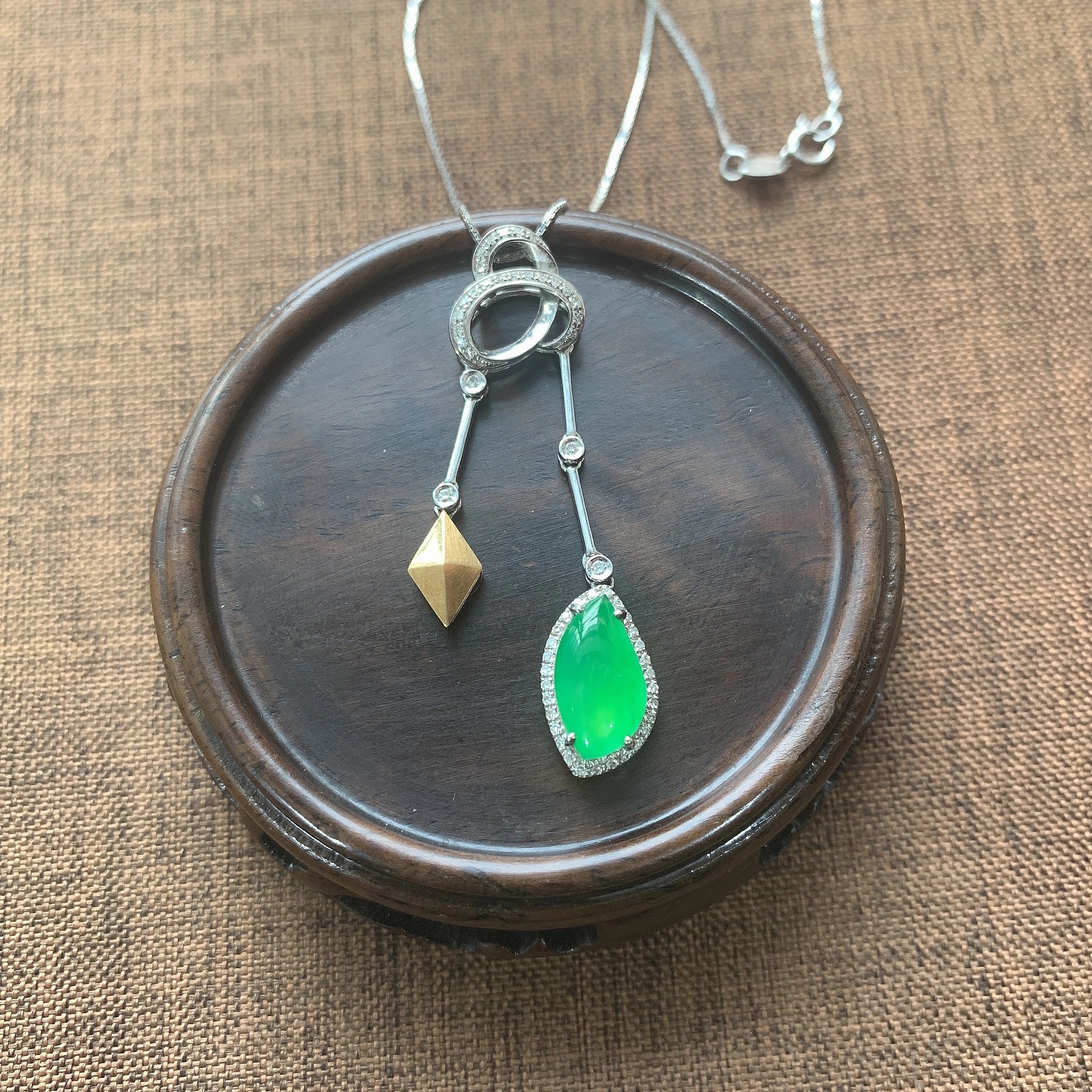 【 Oriental Jade 】 Natural Burmese jadeite Ice Sun Green K gold pendant, jadeite necklace, jade jewelry Application Scenario