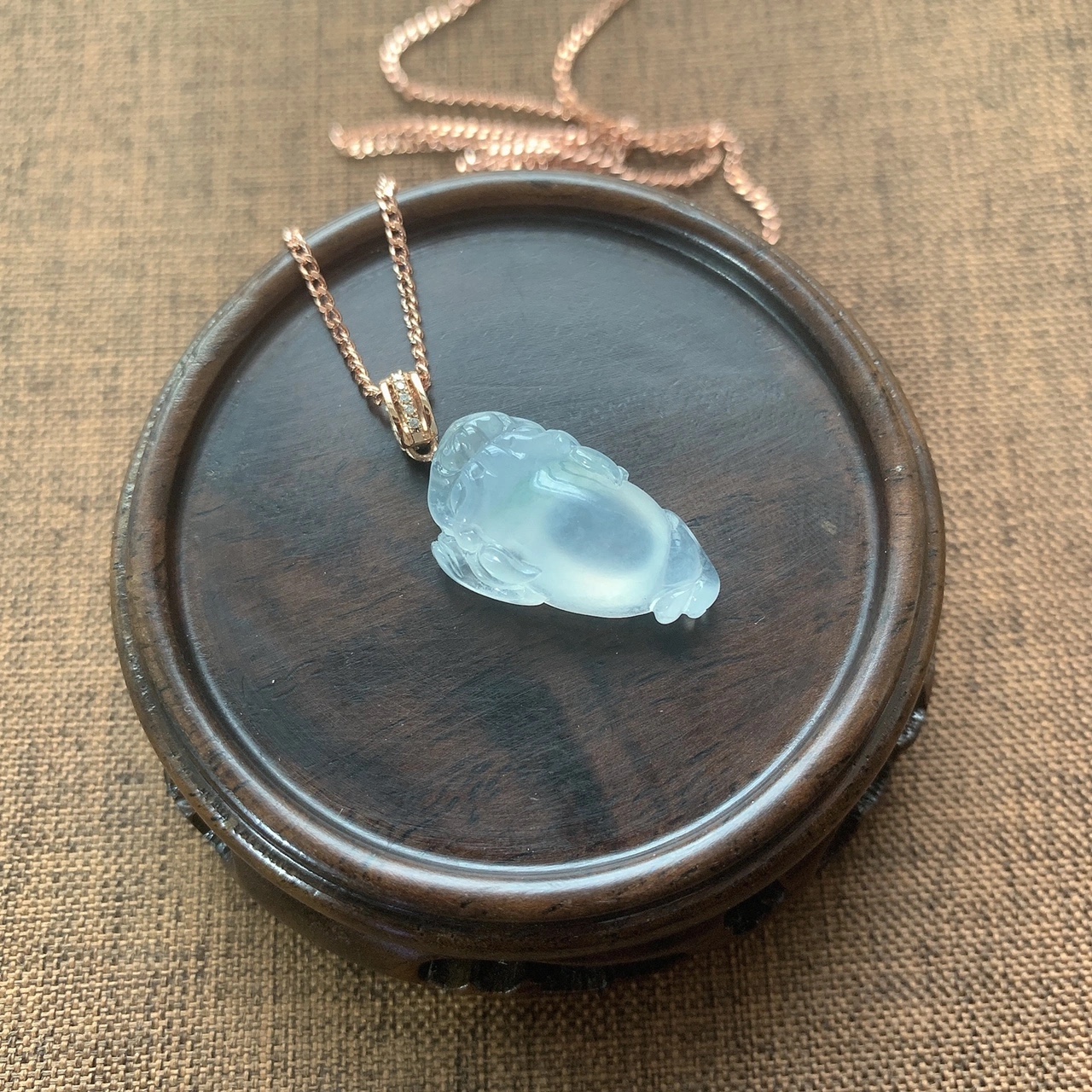【 Oriental Jade 】 Natural jadeite, A-grade white ice, small PI Xiu, K gold pendant, jade pendant, jadeite neck ornament details Picture