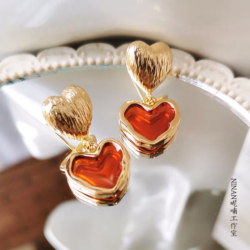Silver needle earrings 925 sterling silver anti-allergy and versatile 2021 new style Hong Kong style lost a high-end heart-shaped retro girl details Picture