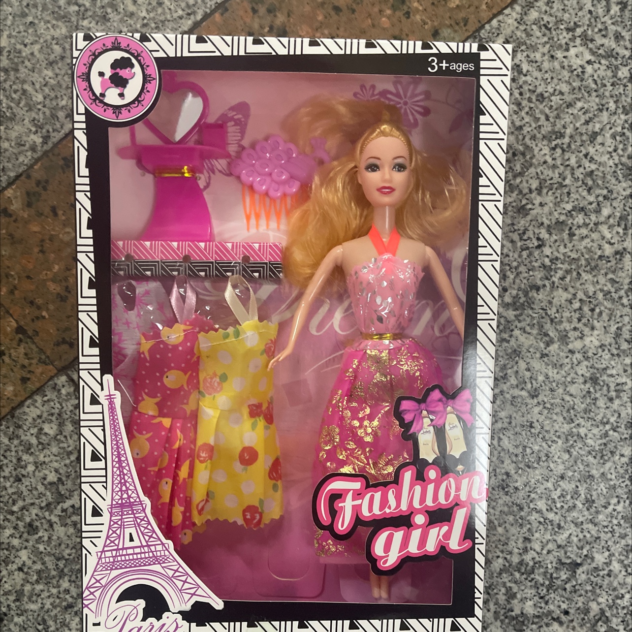 D New doll set with accessories. The dolls are solid and the hair is randomly selected. Doll mix style. There is a dressing table. Random. Welcome both new and old customers to make your purchase