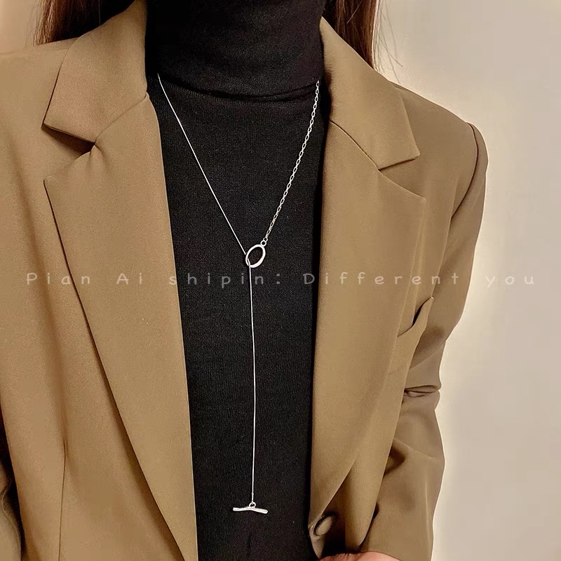 A titanium steel double-layer sweater with a strong chain that doesn't fade is worn by an Instagram cold style influencer