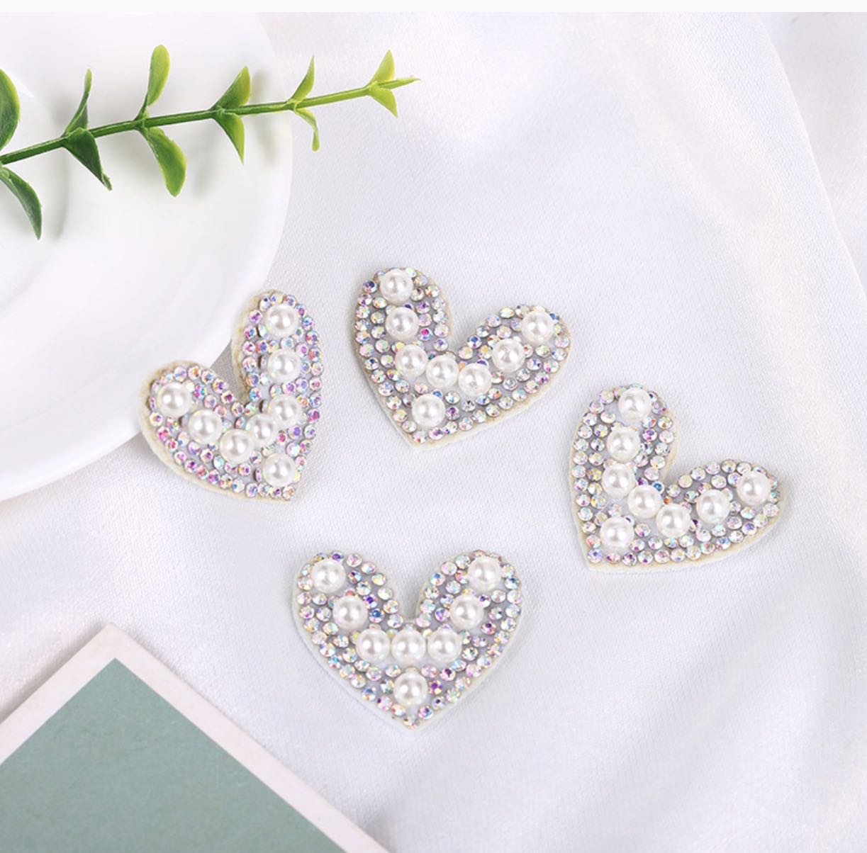 Non-woven fabric rhinestones and water diamonds, heart-shaped children's hair accessories, shoe flowers, and clothing accessories details Picture