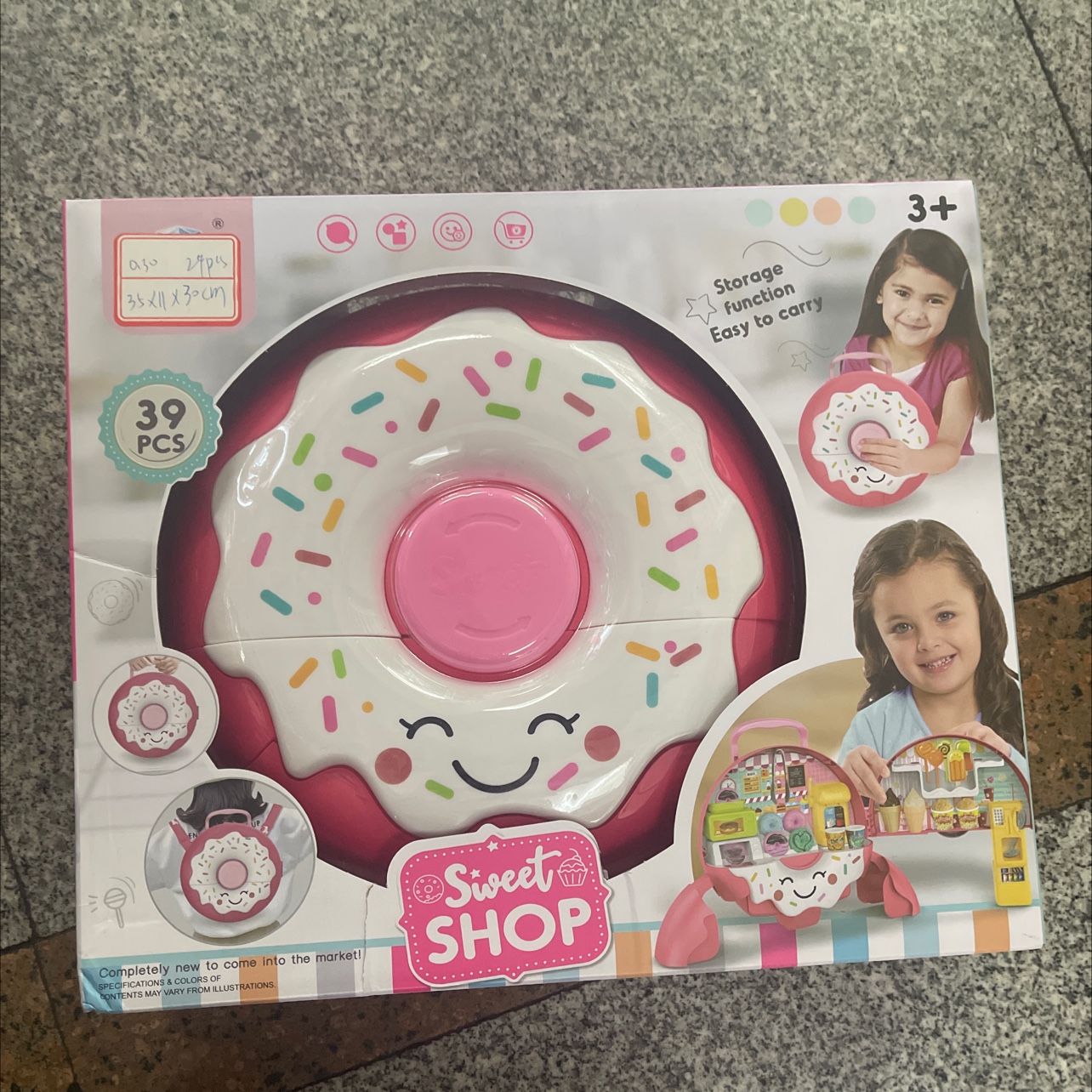 Juguetes para el hogar nuevos productos de alta gama. Interior abierto con accesorios. Productos para el hogar. Accesorios de plástico.