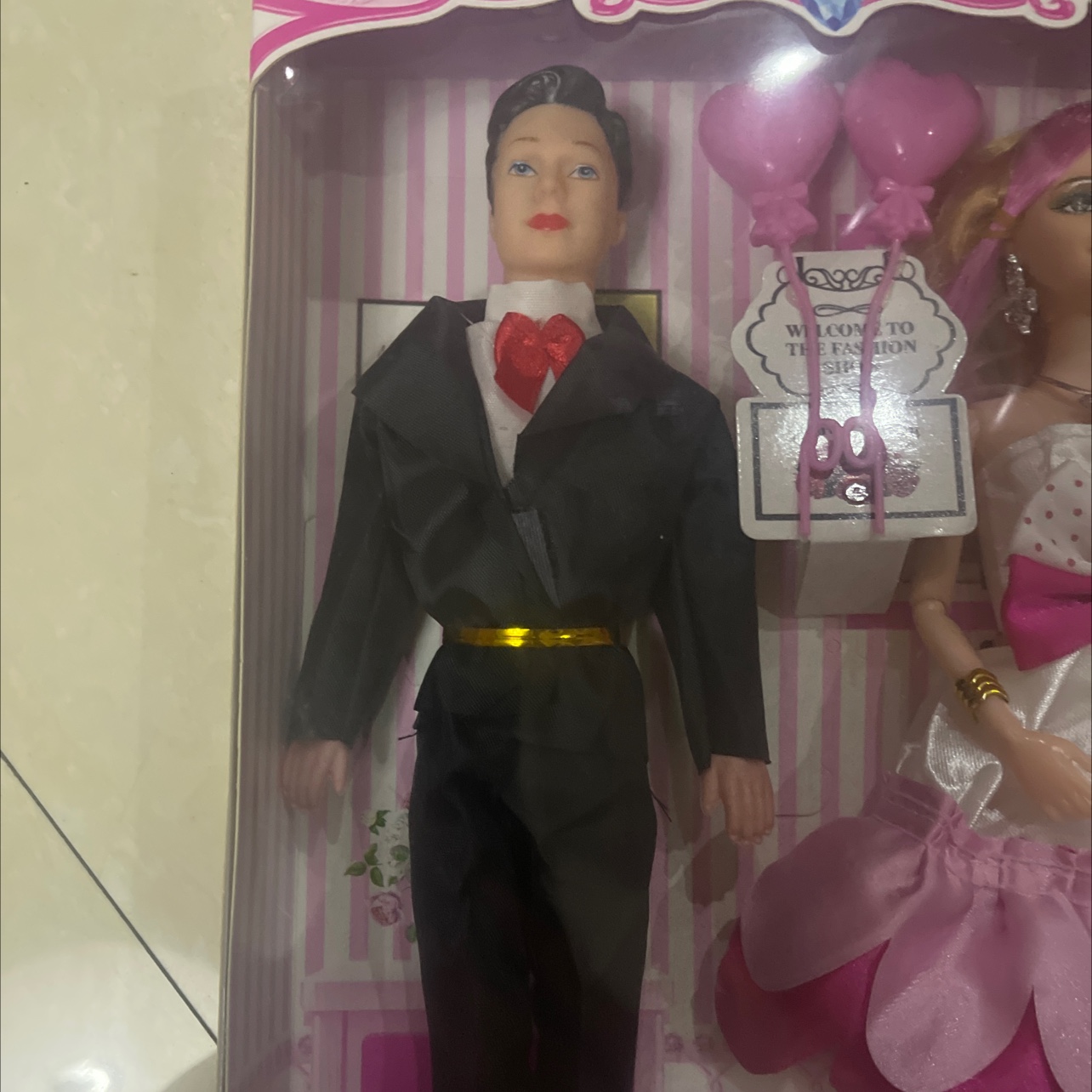 A couple's doll. New doll set with accessories. The dolls are solid and the hair is randomly selected. The boy is hollow. Doll mix style, random. Welcome both new and old customers to make your purchase Specification image
