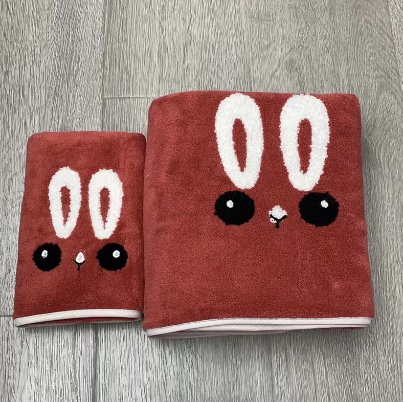 New coral fleece dry hair towel and bath towel set with animal cartoon two-piece design. Soft for bathing, washing face and hair, absorbs water without shedding, dries sweat and dries quickly Application Scenario