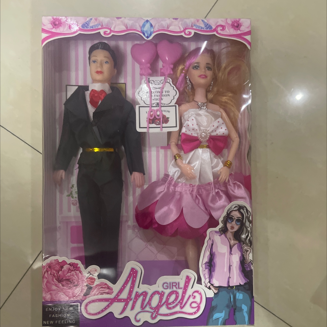 A couple's doll. New doll set with accessories. The dolls are solid and the hair is randomly selected. The boy is hollow. Doll mix style, random. Welcome both new and old customers to make your purchase