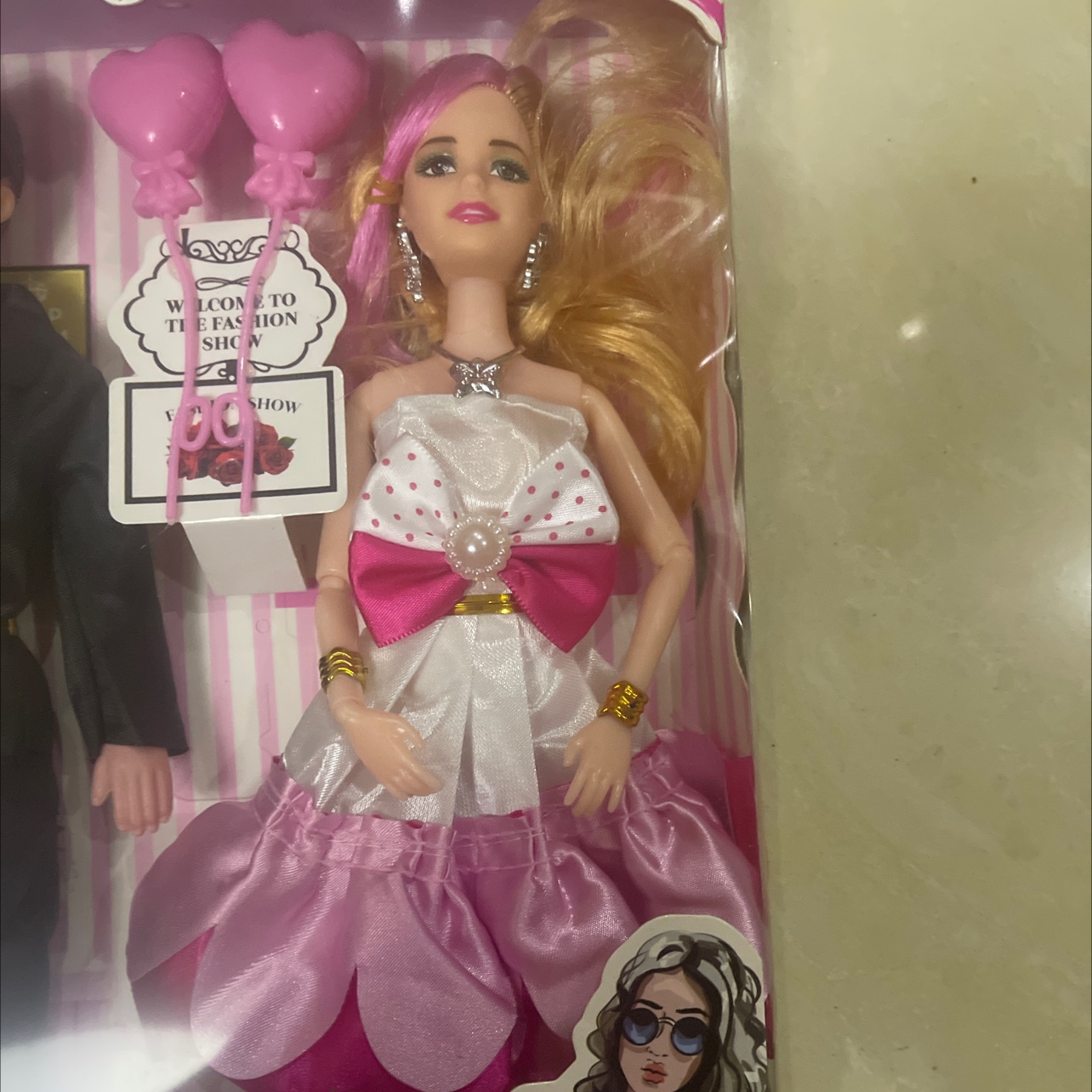 A couple's doll. New doll set with accessories. The dolls are solid and the hair is randomly selected. The boy is hollow. Doll mix style, random. Welcome both new and old customers to make your purchase details Picture