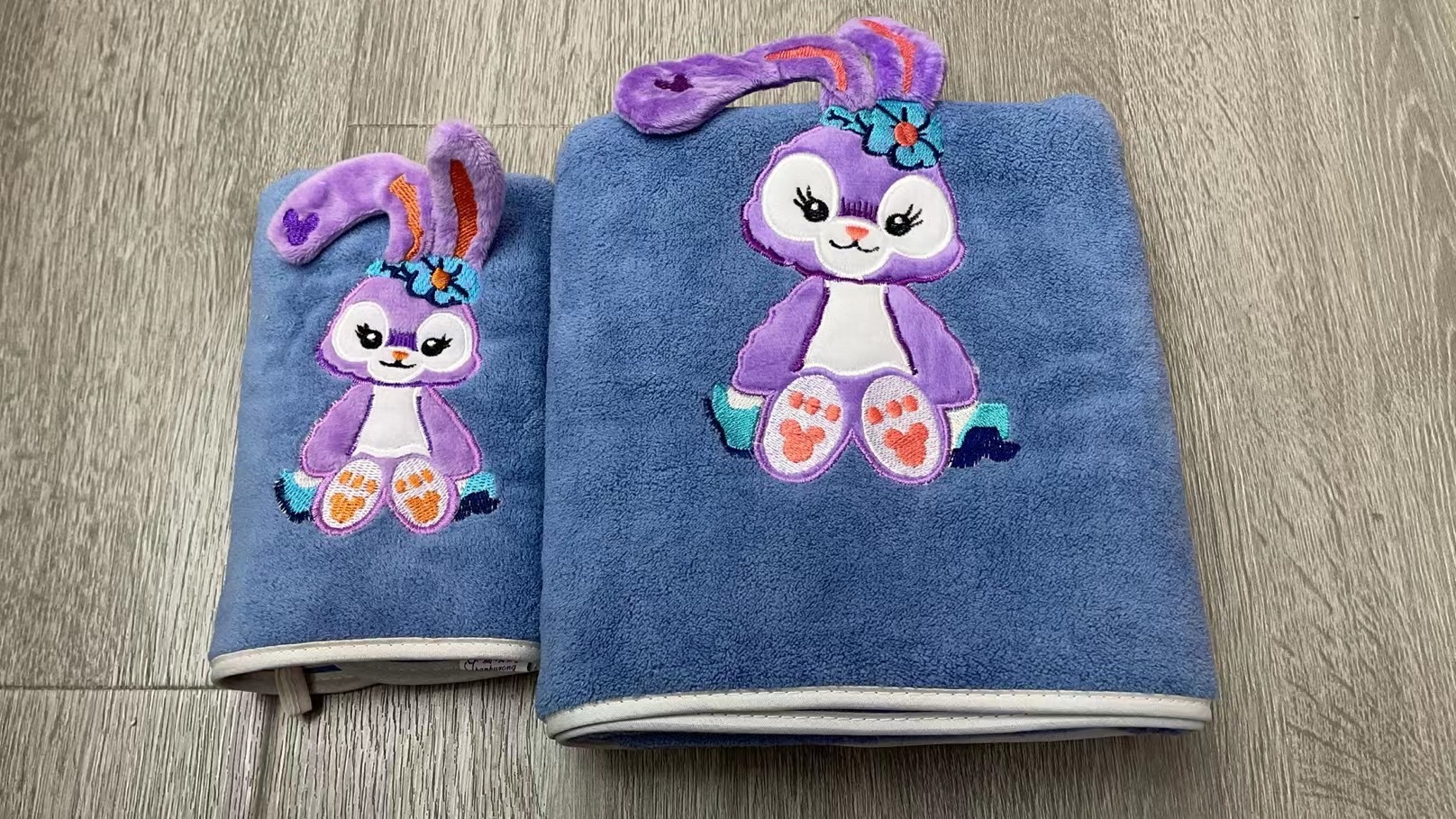 New coral fleece dry hair towel and bath towel set with animal cartoon two-piece design. Soft for bathing, washing face and hair, absorbs water without shedding, dries sweat and dries quickly