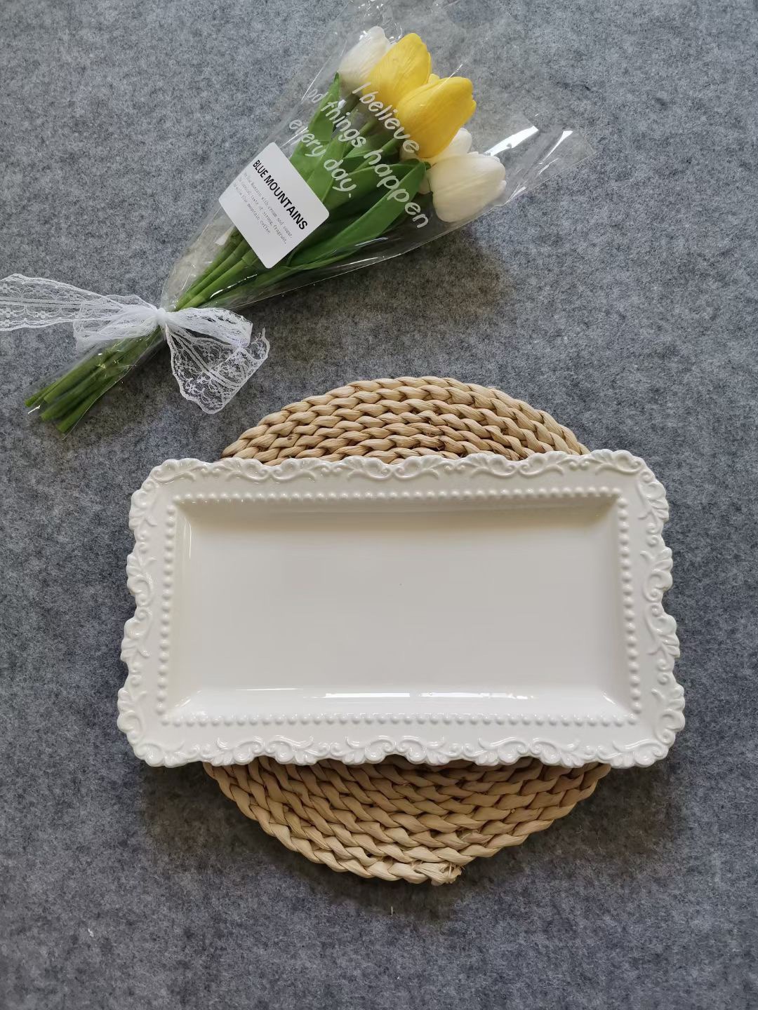 Yongsheng embossed lace simple style white porcelain dinner plate Item Picture