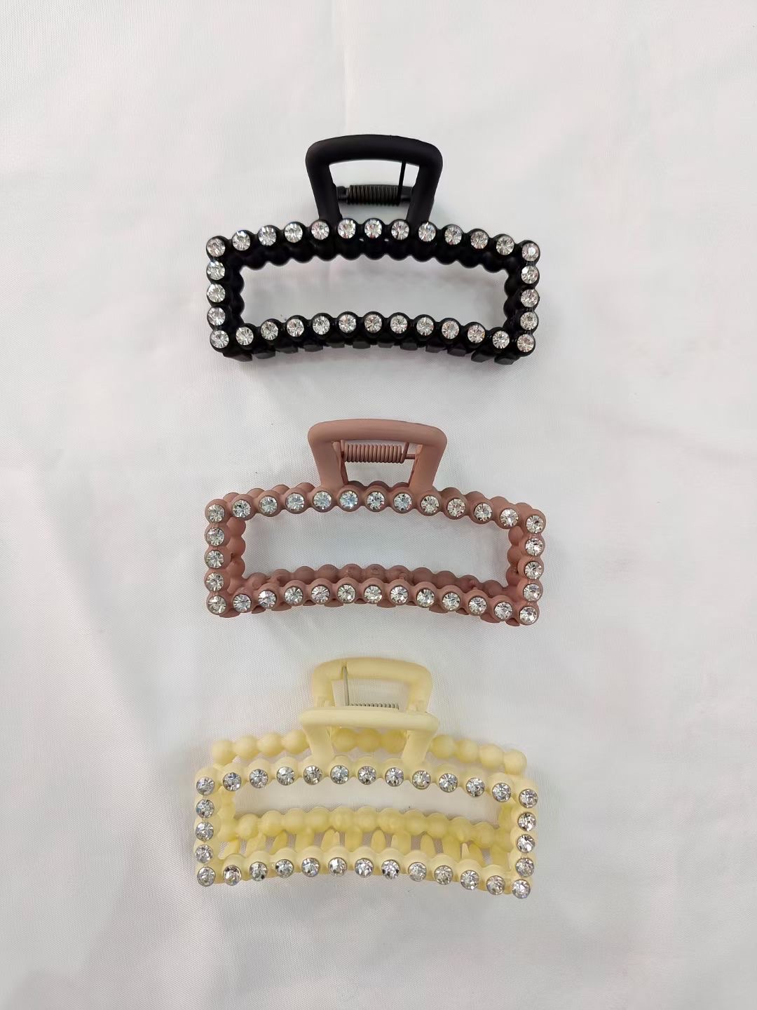 义乌国际商贸城好再来饰品3569摊位头饰批发韩版简约橡皮漆抓夹大号镶钻发抓网红爆款爪夹