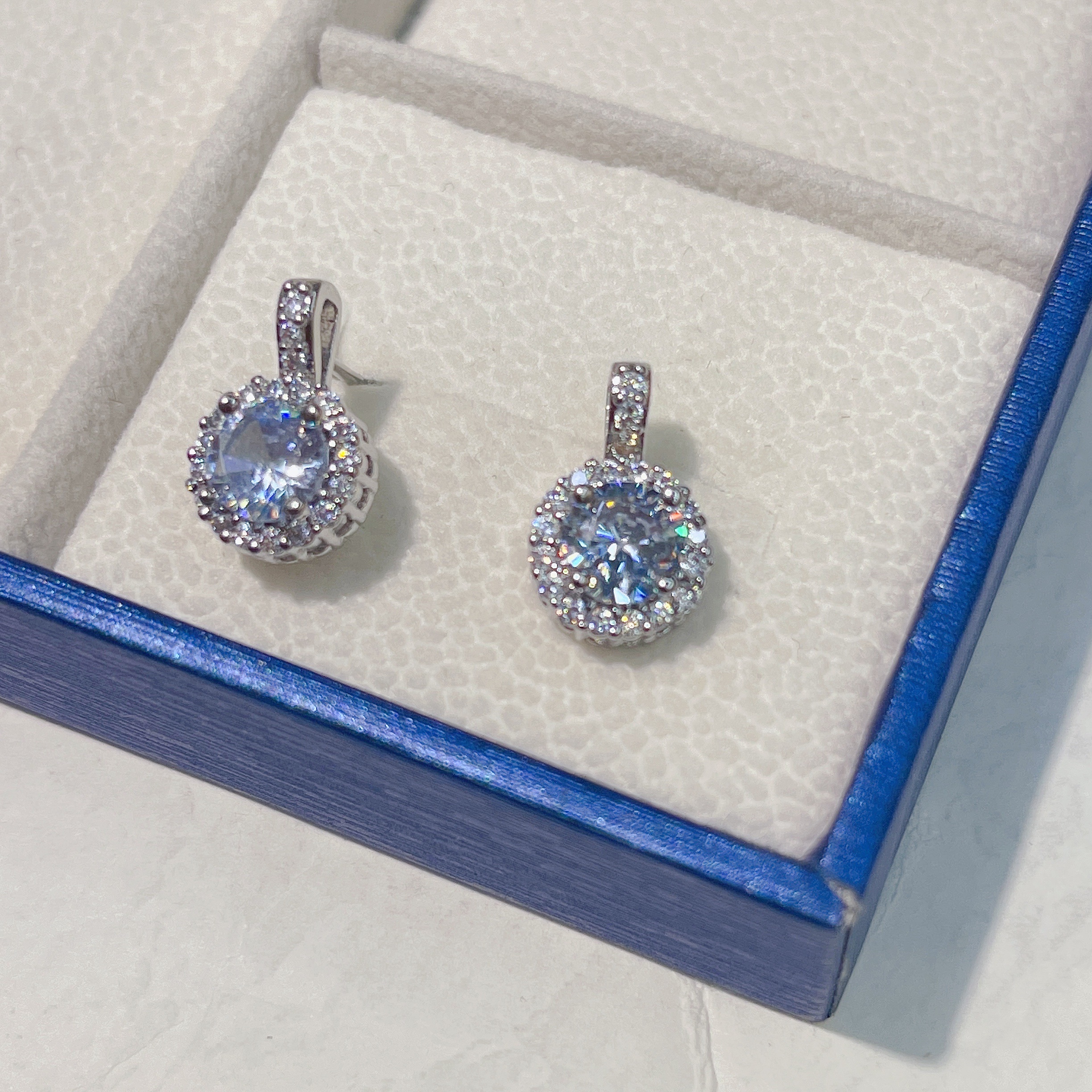 Copper-plated real gold stud earrings Application Scenario