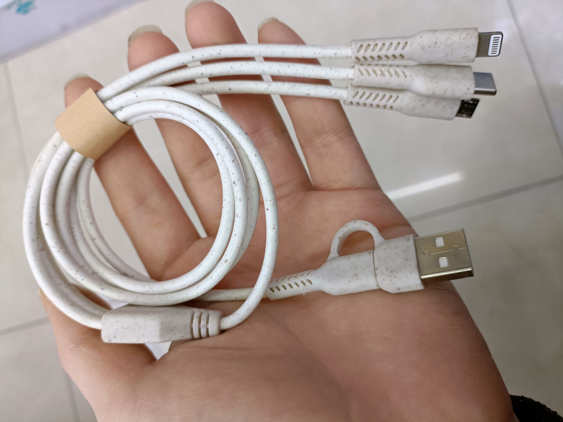 Two-to-three wheat straw data cable. Wheat straw degradable multi-purpose mobile phone data cable detail image 6