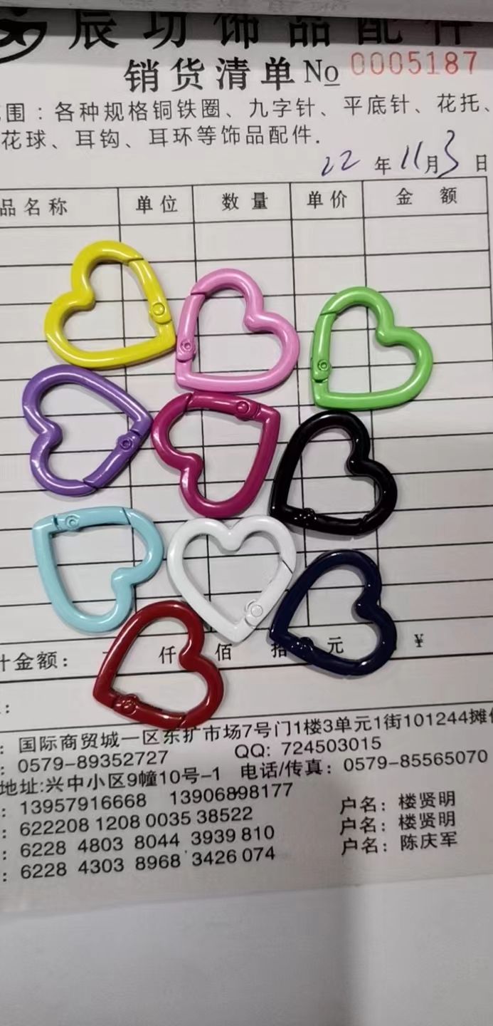 Color Spray-Painted Love Keychain full figure