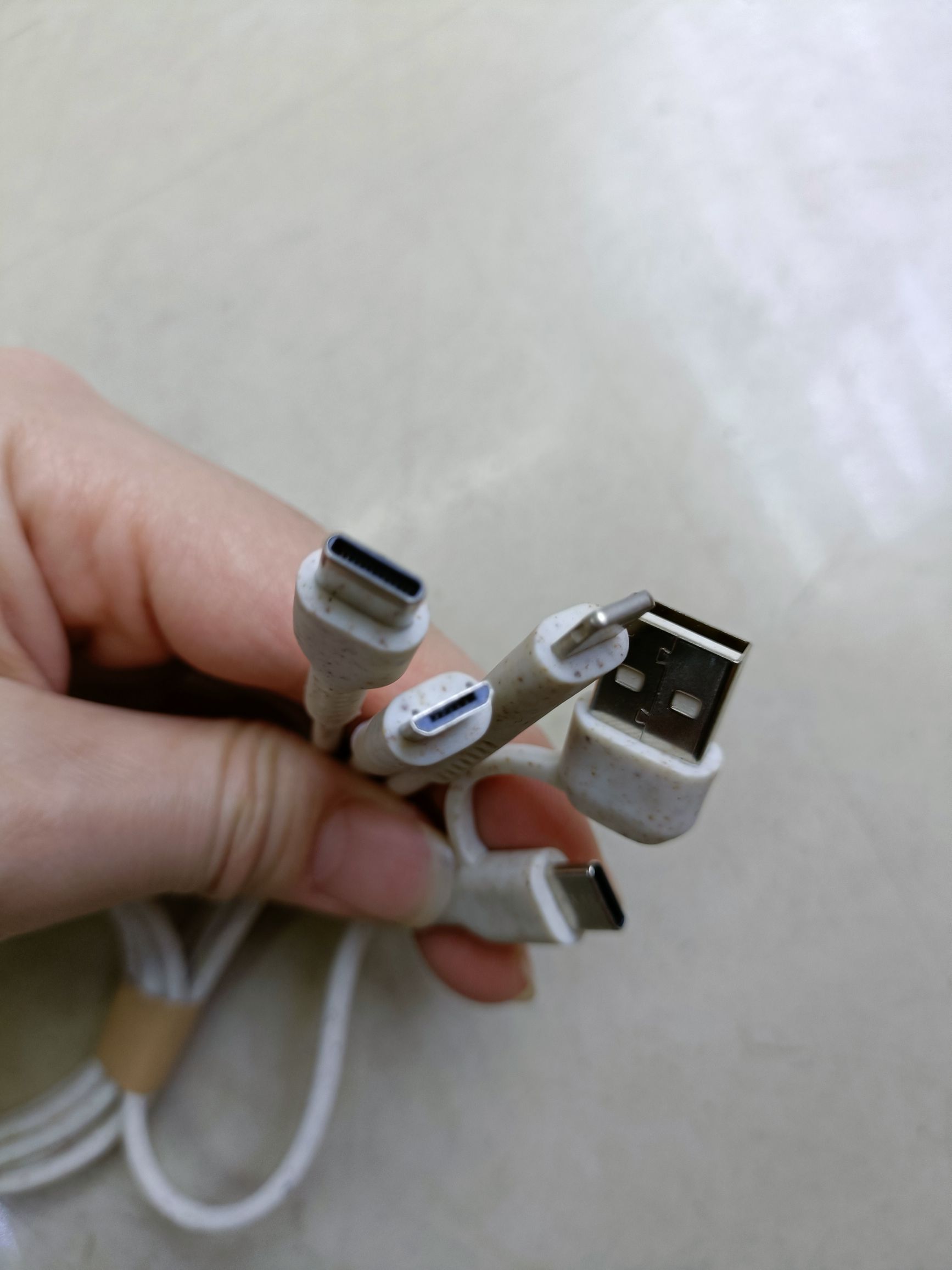 Two-to-three wheat straw data cable. Wheat straw degradable multi-purpose mobile phone data cable detail image 2