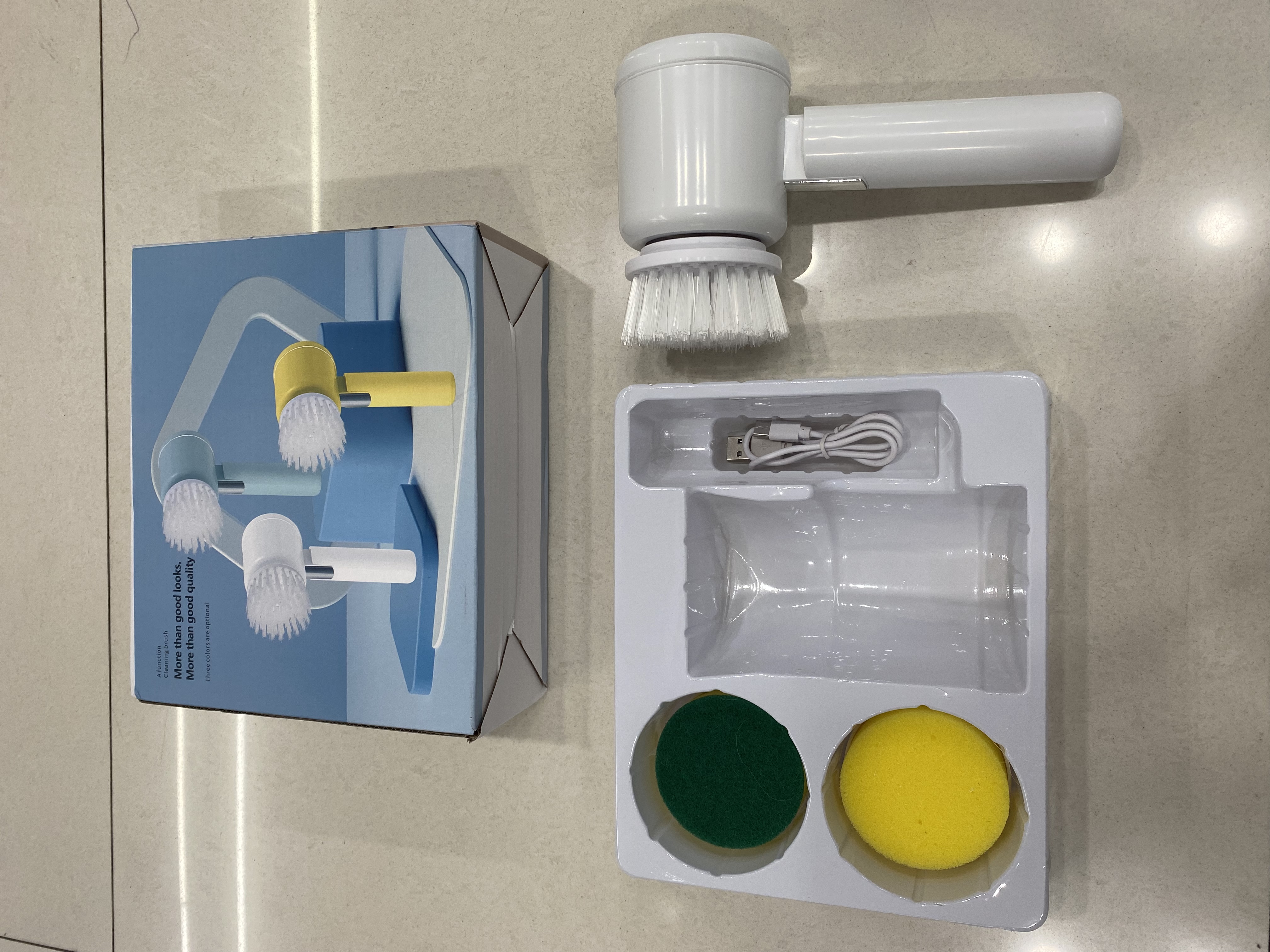 Household cleaning brush