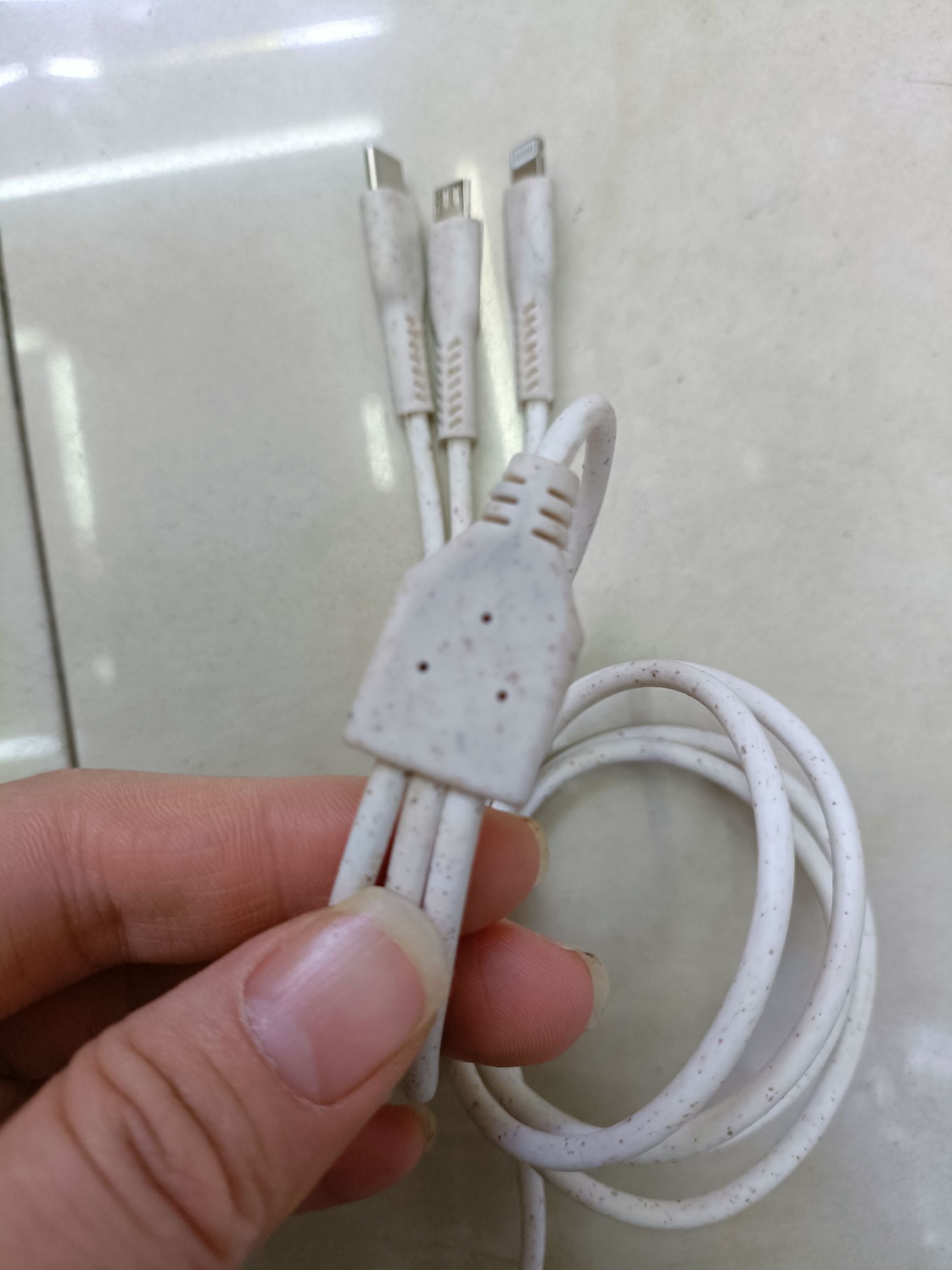 Two-to-three wheat straw data cable. Wheat straw degradable multi-purpose mobile phone data cable Application Scenario