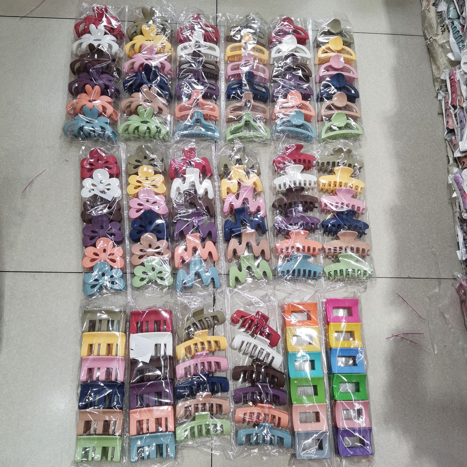 Haishen Accessories, a popular and trendy Korean-style fashion classic, trendy ladies' candy, rubber, matte effect, colorful gripper, plastic hair clip Application Scenario