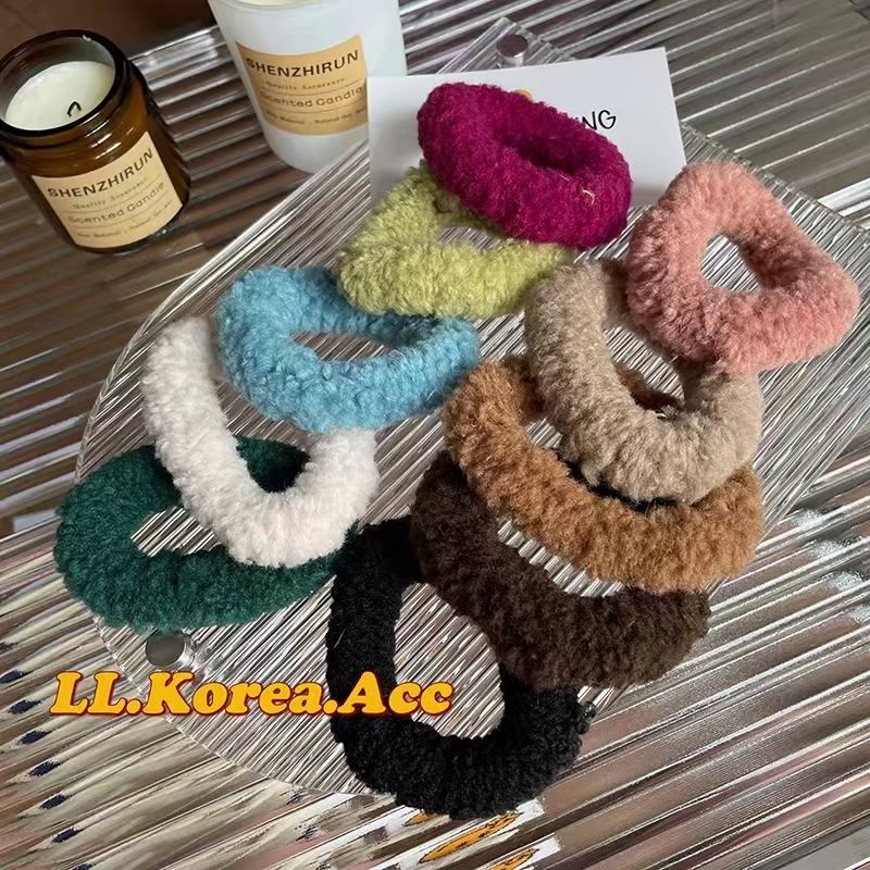 The popular velvet headband is a best-selling product in winter. It is very comfortable and of good quality