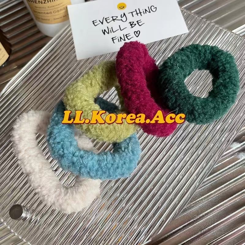 The popular velvet headband is a best-selling product in winter. It is very comfortable and of good quality details Picture