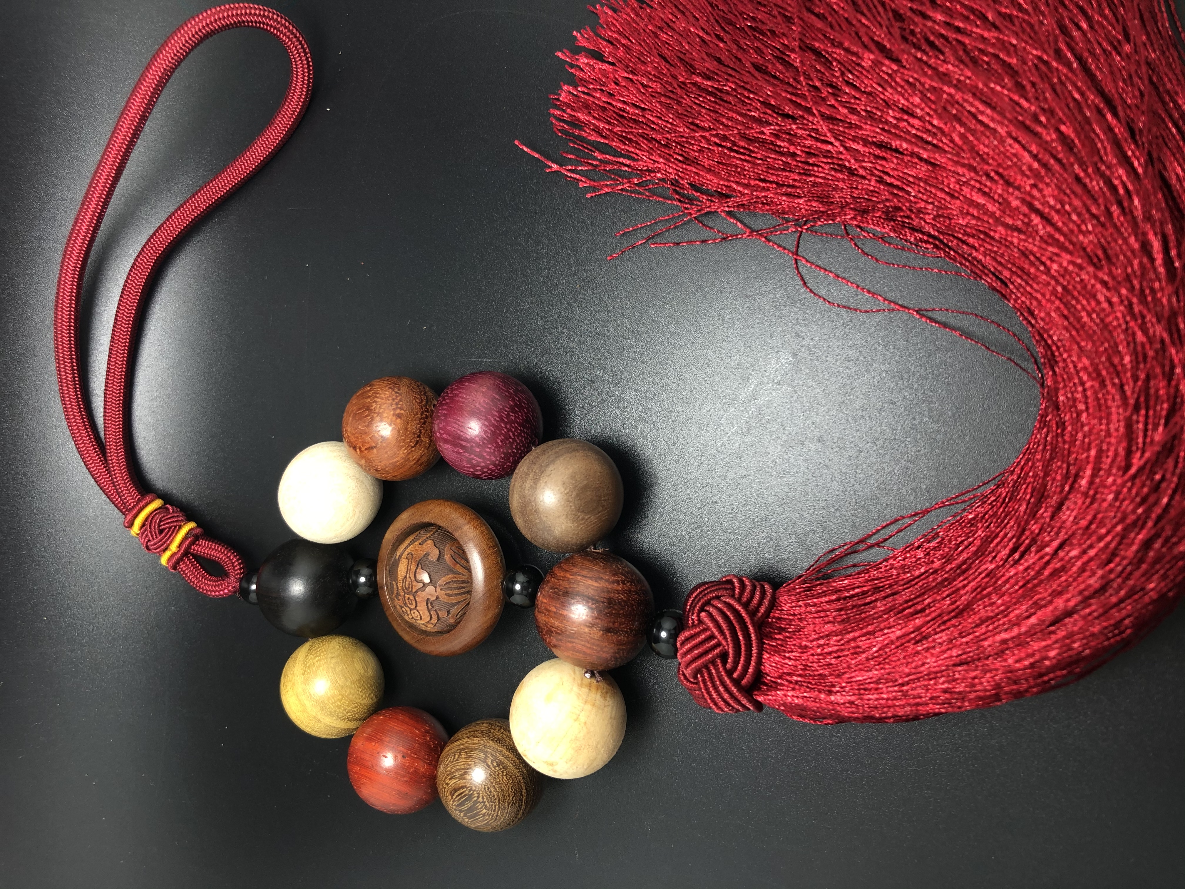 Natural sandalwood multi-treasure pearl cultural play Buddhist prayer beads peace car pendant: Store 8091, Zone D, 3rd Floor, Phase I of Yiwu International Trade City Application Scenario