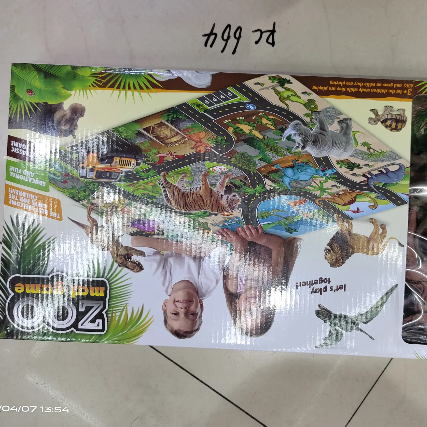 The boxed wildlife toy flying chess can be used as a picnic mat and a children's educational toy Item Picture