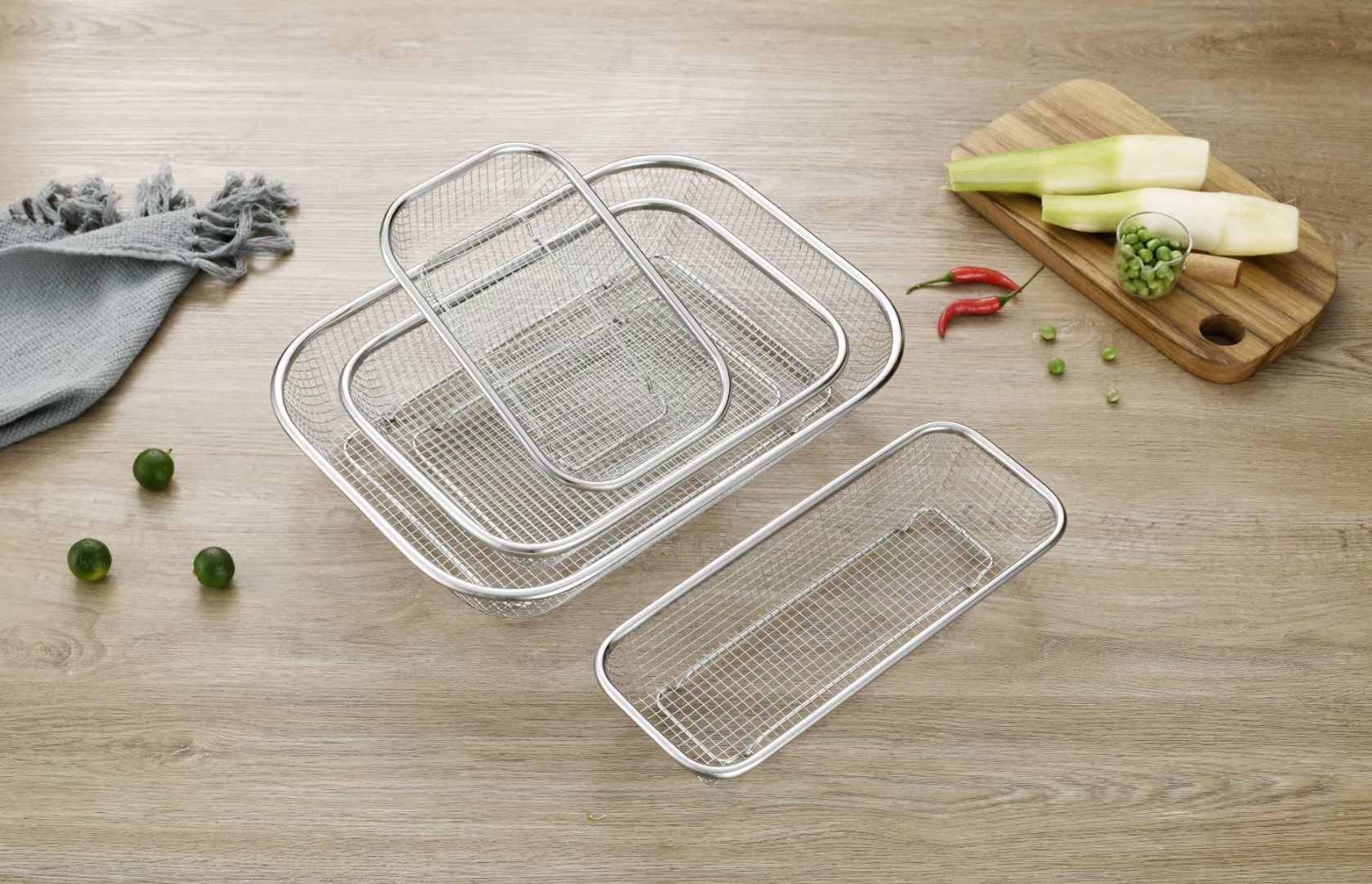 Stainless steel vegetable washing basin, draining basket, square leaky vegetable basket, kitchen vegetable washing basin, net basket, fruit basket, fruit plate draining basin Application Scenario