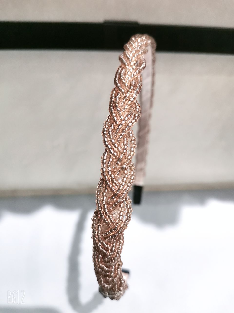 Korean version iron rod crystal hair band, the same style as the popular twisted hair clip, anti-slip hand-beaded hair accessory for adults and children Application Scenario