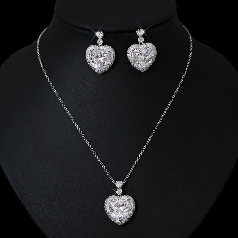 Korean-style simple zircon pendant set necklace, a unique design sense for women, versatile and high-end sweater chain detail image 5