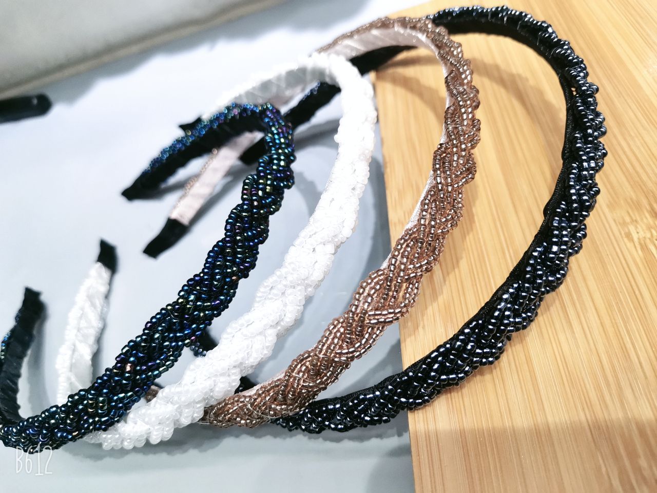 Korean version iron rod crystal hair band, the same style as the popular twisted hair clip, anti-slip hand-beaded hair accessory for adults and children