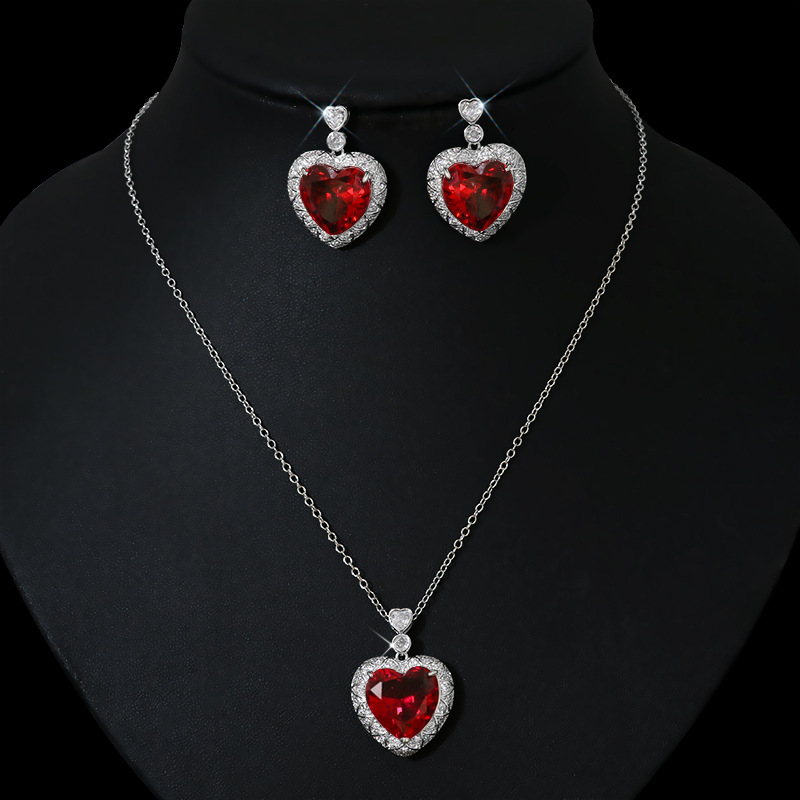 Korean-style simple zircon pendant set necklace, a unique design sense for women, versatile and high-end sweater chain detail image 4
