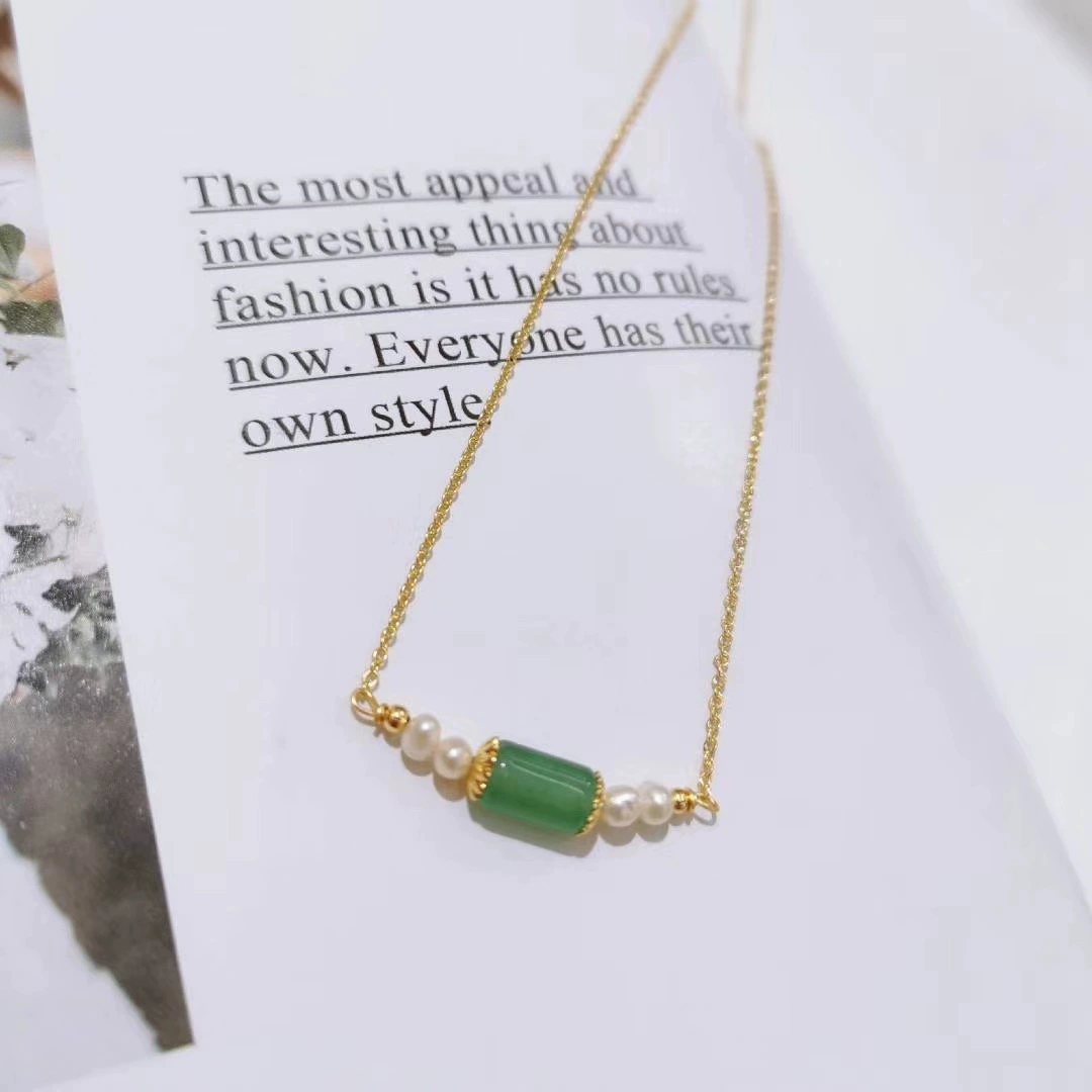 This is a versatile Korean-style natural freshwater pearl crystal chalcedony necklace. It is a handcrafted adjustable and extendable necklace for women Application Scenario