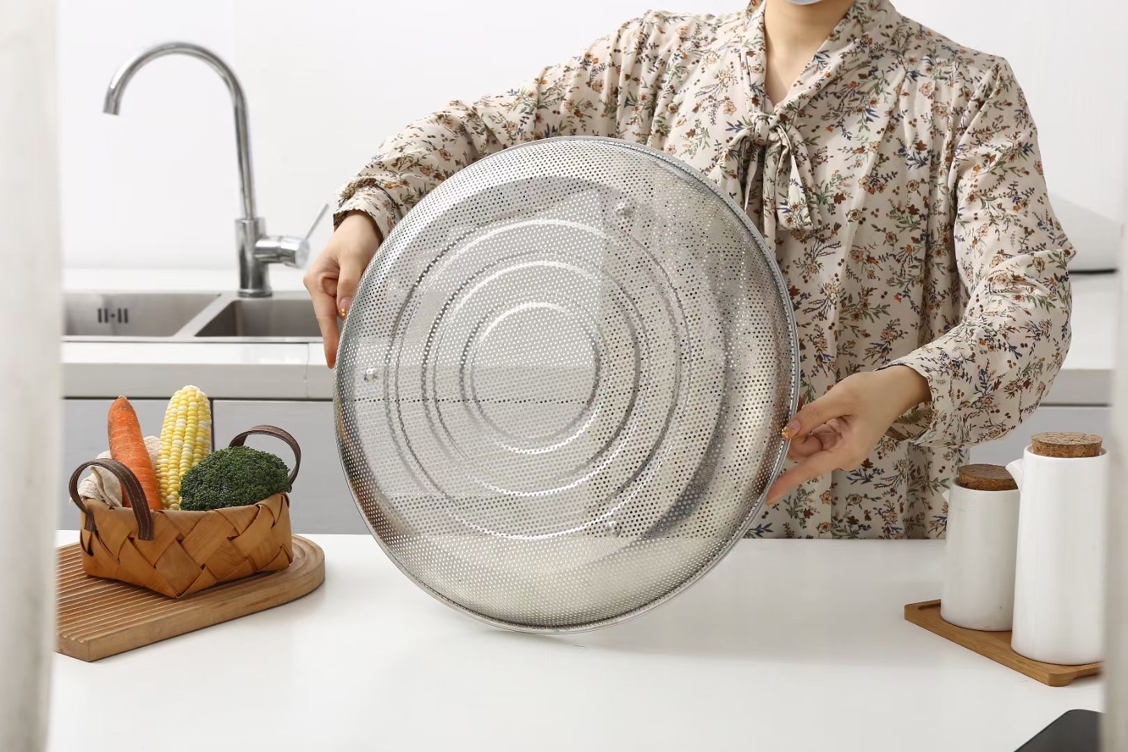 Stainless steel perforated filter plate, thickened food drying mesh screen plate, draining filter plate, dripping water washing vegetable plate, round steaming rice plate details Picture