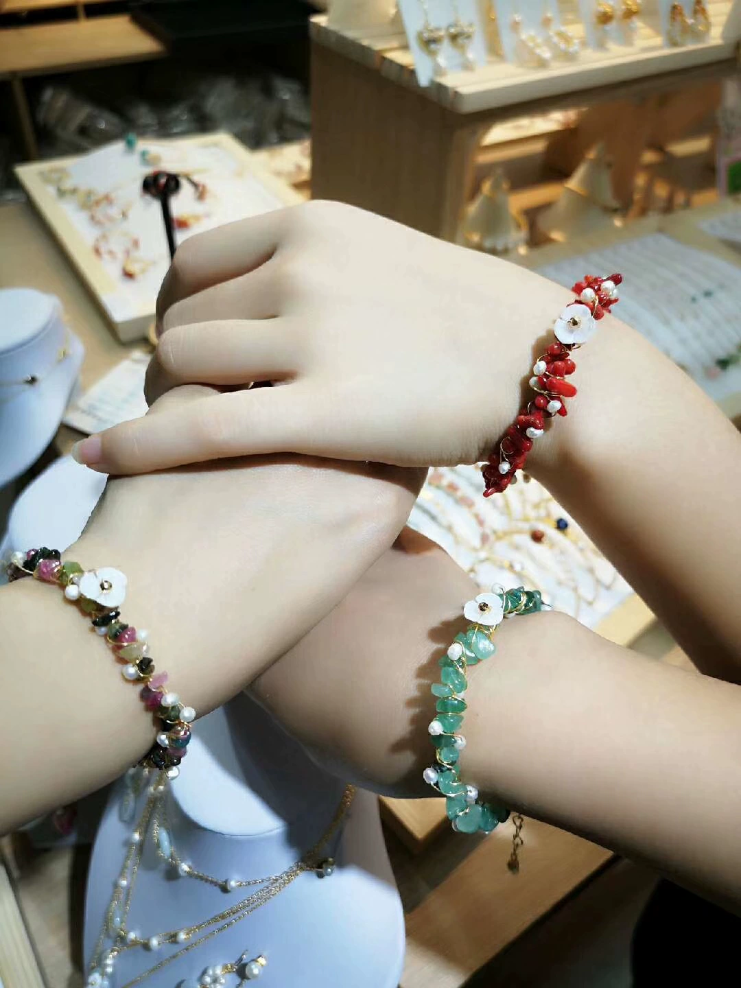 The new Korean version natural pearl bracelet is a versatile 14K handcrafted crushed stone crystal coral freshwater pearl bracelet for women Application Scenario