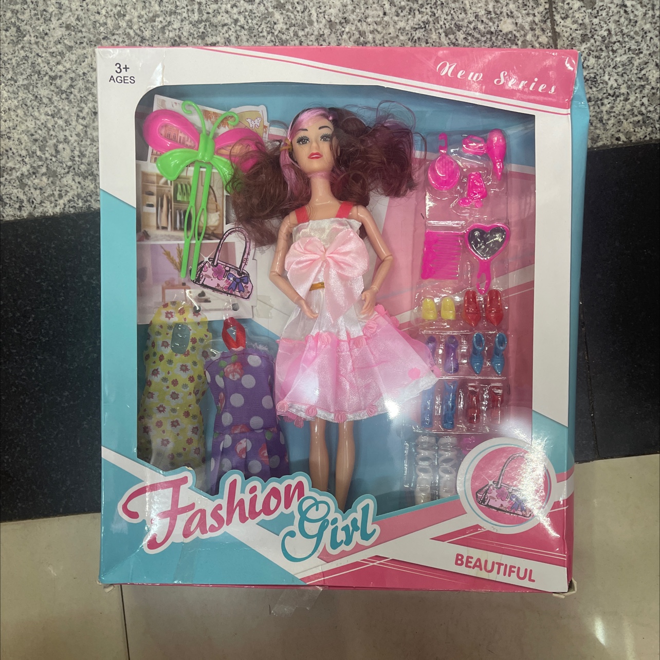 W 新款娃娃套装加配件，娃娃实心 ，头发随机。娃娃混款，随机。欢迎新老客户选购