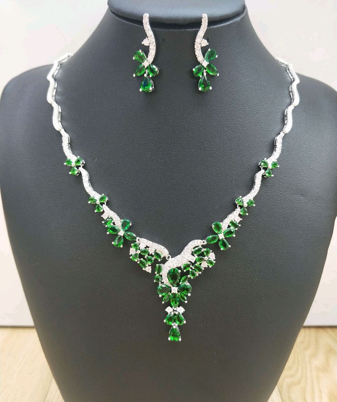 Golden Dream Beauty Luxury Trendy Fashion Green Stone Limited Edition Chain EH-24 Application Scenario