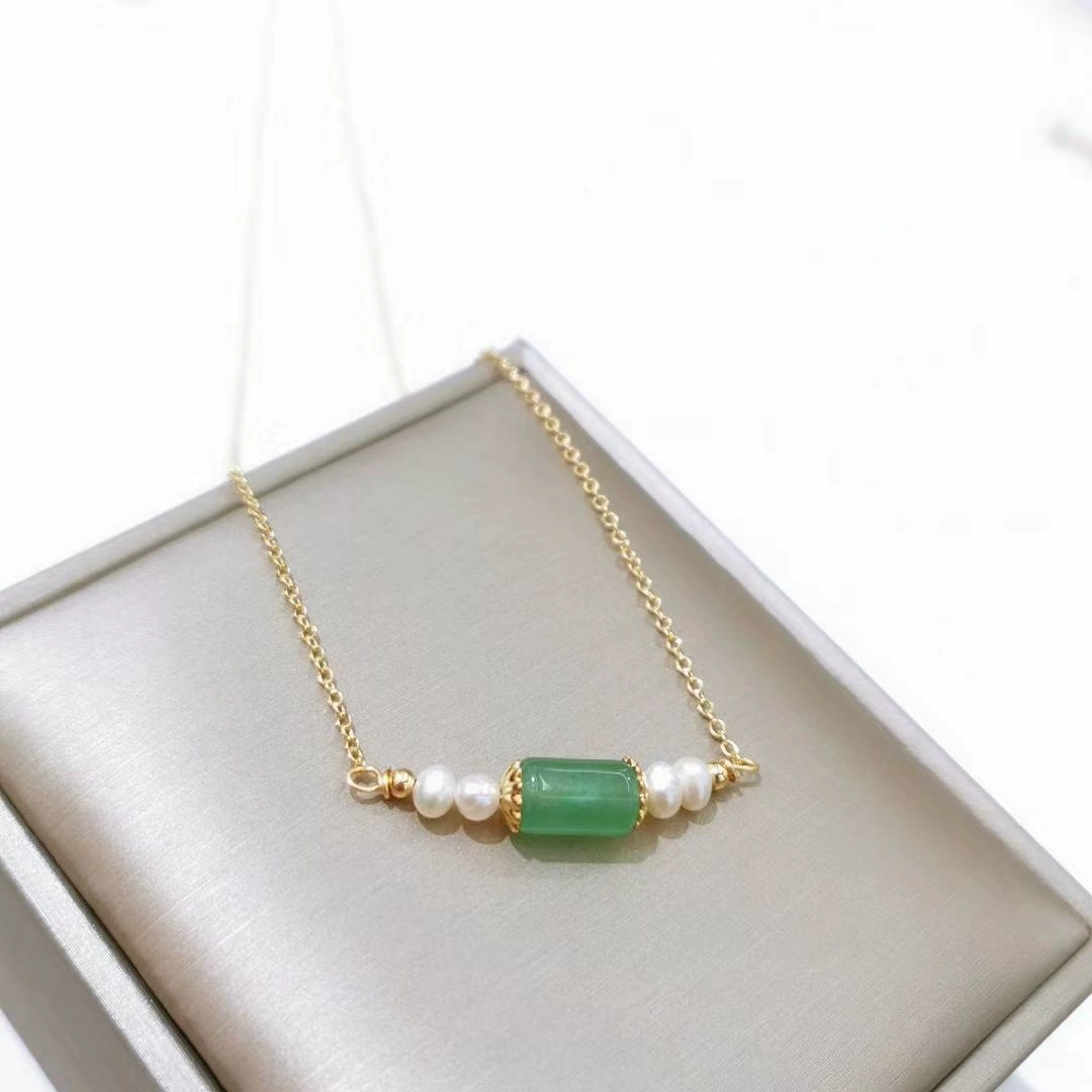 This is a versatile Korean-style natural freshwater pearl crystal chalcedony necklace. It is a handcrafted adjustable and extendable necklace for women details Picture