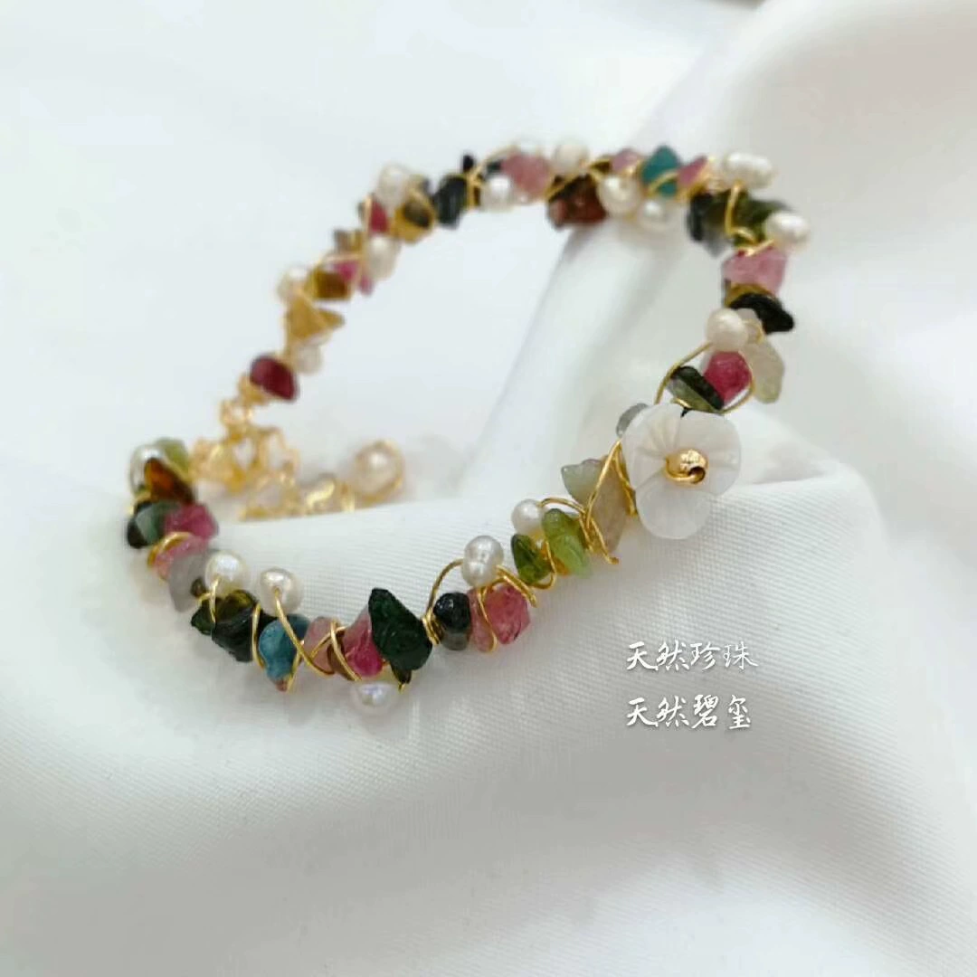 The new Korean version natural pearl bracelet is a versatile 14K handcrafted crushed stone crystal coral freshwater pearl bracelet for women
