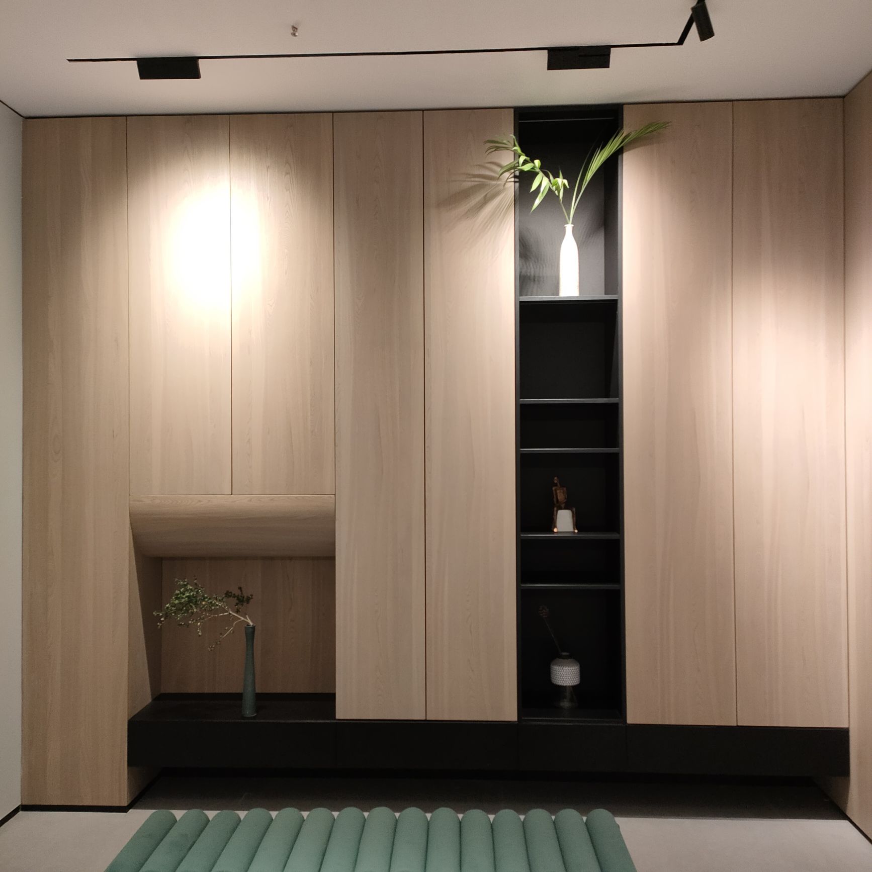 Yaoju's full-house customized home decoration features hidden decorative cabinets, storage cabinets and shoe cabinets